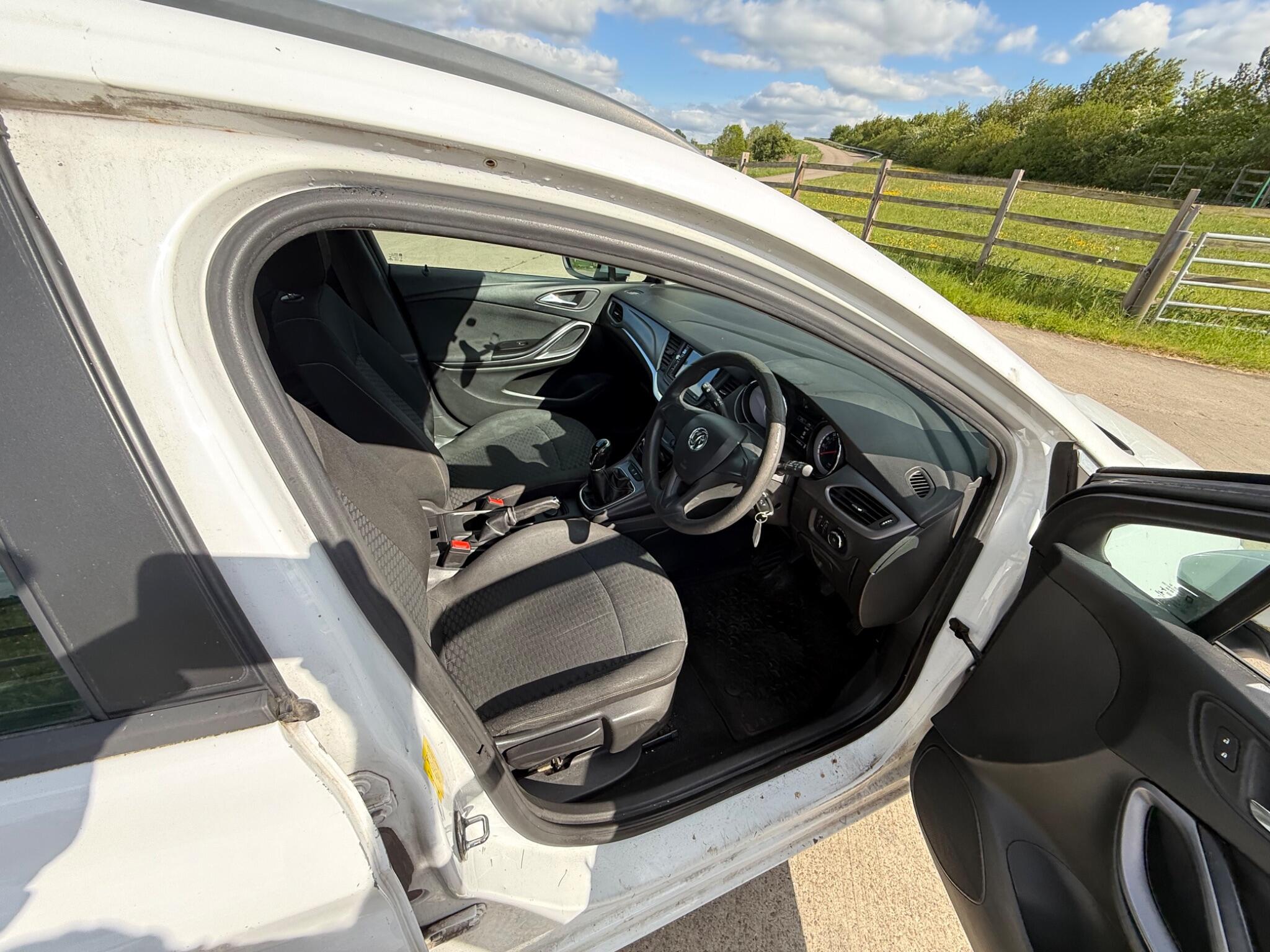 Vauxhall Astra 1.6 CDTi Tech Line Sports Tourer Euro 6 (s/s) 5dr — photo 91 of 104